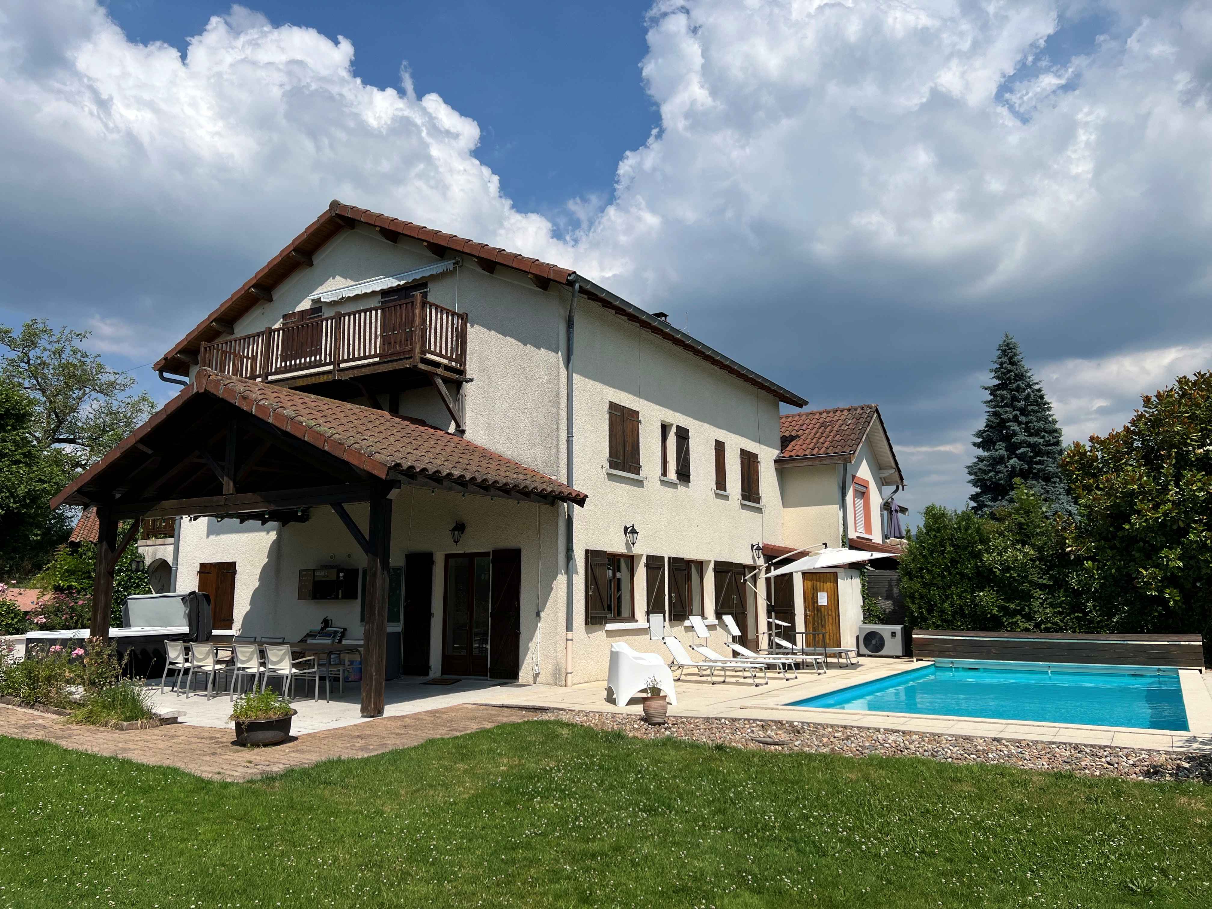 Gîte de Groupe Beaujolais Bleu - Grand Gîte Lac des Sapins - Piscine et Spa