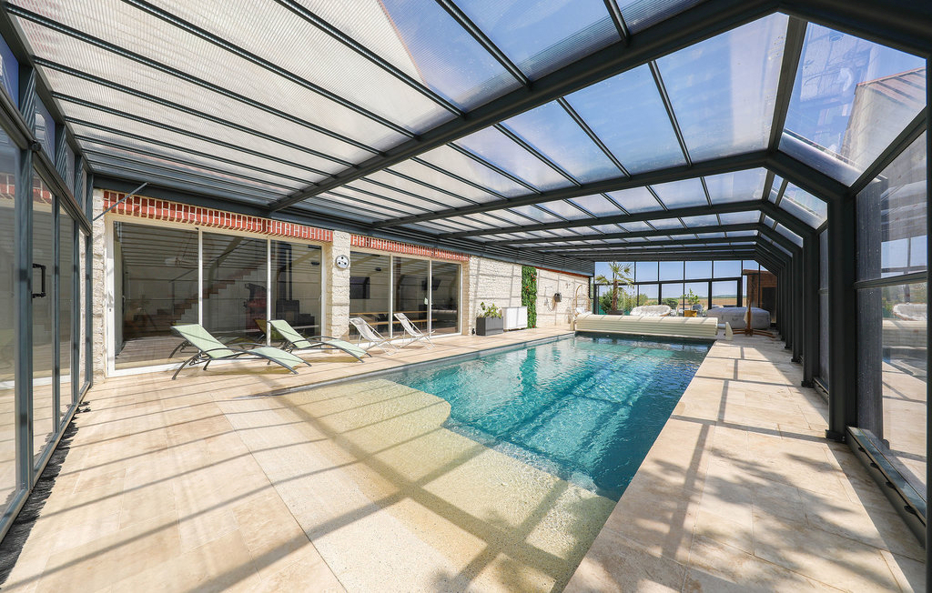 Villa avec piscine chauffée et couverte pour 36 personnes max, avec sauna, jacuzzi...